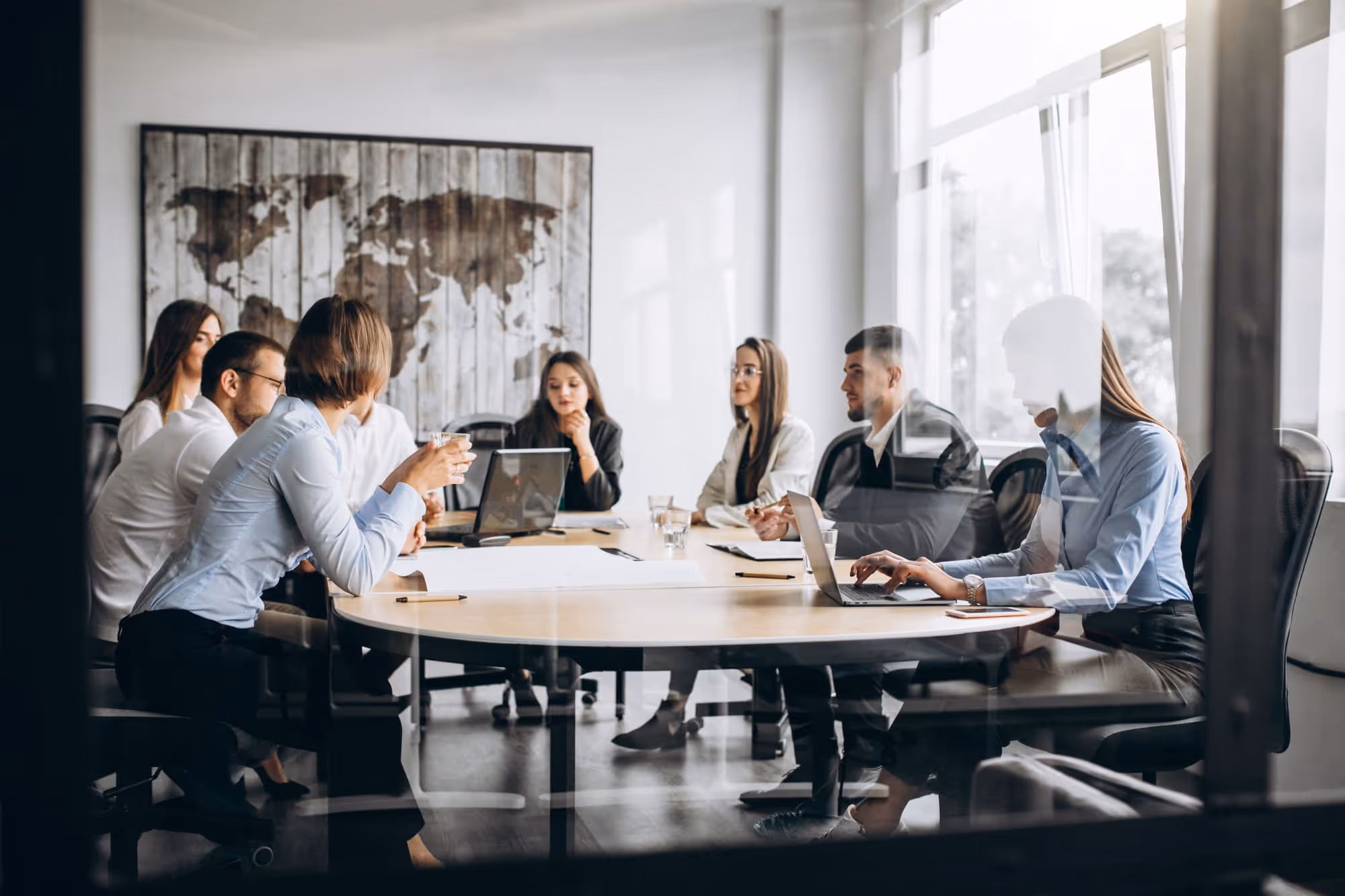 Équipe en réunion de travail autour d’une table